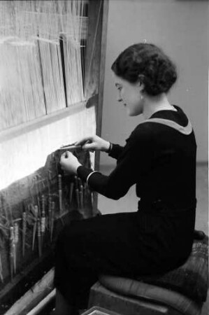 Internationale Handwerksschau Berlin Mai-Juli 1938: Teppichweberin (Belgien)