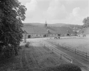 Wirtschaftshof : Gutshof (Vollblutgestüt Lehn; um 1730, 19. Jh.). Blick vom ehem. Verwaltergebäude auf Stallungen und Koppeln im Wirtschaftshof