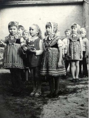 Singende Kinder in Trebendorf : Gesellschaftliche Volkskultur - Heimat-, Volksfeste und Ähnliches. Ort: Trjebin / Trebendorf. Kinder singen für die Dorfbewohner