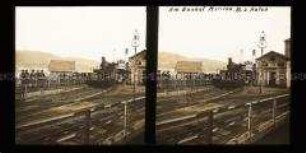 Passagiere am Bahnhof mit Blick zum Hafen, Messina