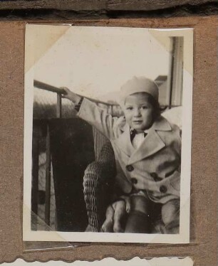Christiane Zimmers Sohn Andreas im Mantel und mit Mütze auf dem Balkon