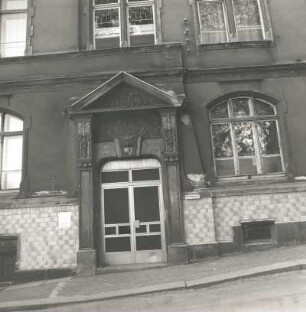 Auerbach, Goethestraße 1. Ehem. Poliklinik (Ärztehaus und Bären-Apotheke, 1903. Haupteingang