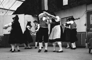 Bernau: Bauern-Trachtentänze auf Bühne im Festzelt