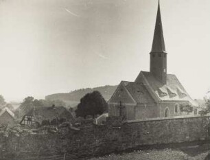 Jauernick-Buschbach, Ortsansicht mit Dorfkirche von Südosten