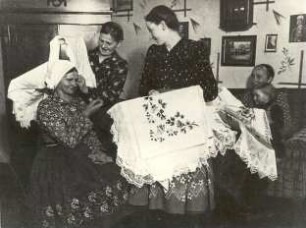 Niedersorbische Tracht : Kleidung - niedersorbische Tracht. Delnja Łužica / Niederlausitz. Das Zusammenstecken der Tücher.