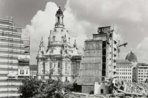 Frauenkirche : Abriß des Erweiterungsbaus des Polizeigebäudes (erbaut 1976-1979; G. Fischer, M. Fasold). Blick aus dem 1. Obergeschoß des Stadtmuseums über die Baustelle gegen die Frauenkirche