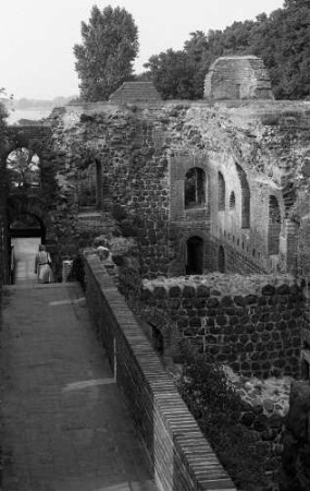 Düsseldorf-Kaiserwerth: Barbarossa-Pfalz, Ruine innen