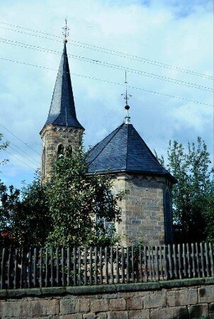 Dorfkirche mit Turm, Natursteinmauer und Zaun