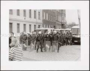 Wartende Polizisten bei einer Demonstration (Altersgruppe 18-21)