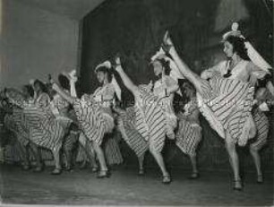 Tanzszene mit Girl-Reihe in der Operette "Die Dubarry" im Berliner Metropol-Theater
