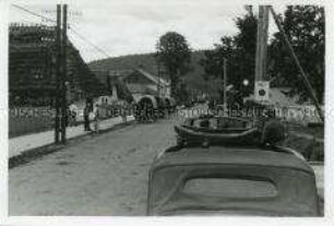 Dorfstraße mit Pferdewagen in Ungarn