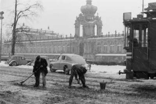 Dresden. Reportage "Was kostet der Schnee?" Straßenbahner beim Freiräumen einer Weiche am Postplatz/Ostra-Allee, im Mittelgrund Zwinger mit Kronentor
