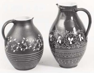 Krug : Zwei Krüge (1977/1978 und 1982; VEB Kunsttöpferei Kohren)