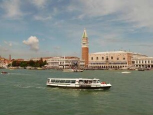 Vaporetto vor dem Markusplatz mit Campanile und Dogenpalast