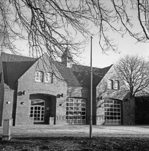 Freiwillige Feuerwehr: Ortswehr Ahrensfelde: Feuerwehrgerätehaus: Teichstraße: davor Fahnenmast, Stromverteilerkasten