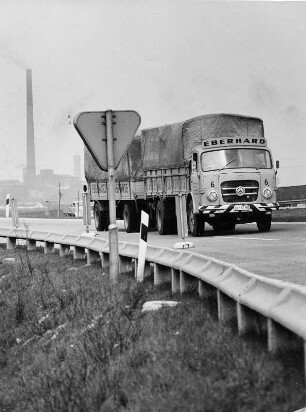 Ein Lastzug verlässt die Autobahn