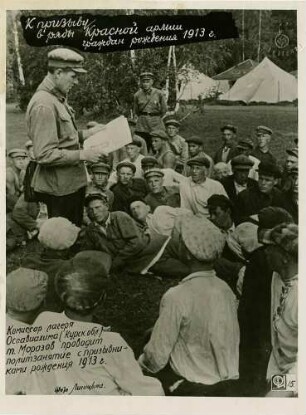 Einberufung des wehrpflichtigen Jahrgangs 1913 (ca. vierzig Personen) aus dem Gebiet um Kursk (Russland) in die sowjetische Armee, Genosse Morosow hält sitzenden Teilnehmern vor Zeltkulisse politischen Vortrag