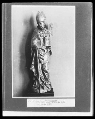 Bischof mit Kirchenmodell