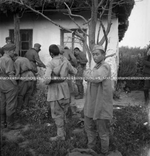 Deutsche Soldaten durchsuchen russische (?) Kriegsgefangene