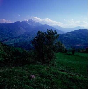 Thessalien. Im Pindos-Gebirge. Blick von der Passhöhe zwischen Epirus und Thessalien zum Karava-Gipfel im südlichen Pindos