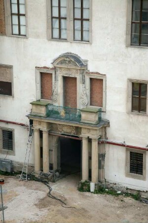 Dresden-Altstadt. Residenzschloß. Großer Schloßhof. Portal. Blick vom Hausmannsturm