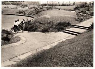 Grünflächen an der Liebfrauenschule, Köln: Garten mit Plattenweg