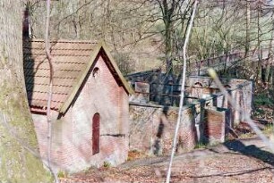 Nütschau: Schloßstraße 43: ehemalige Kornwassermühle: Nebengebäude, teilweise in Verfall: hinten rechts Brücke mit Holzgeländer