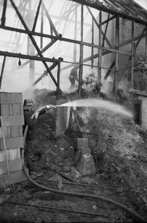 Großbrand bei einem landwirtschaftlichen Anwesen in der Enzianstraße in Stupferich