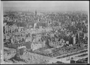 Dresden. Blick vom Rathausturm nach Osten über die Trümmer der Innenstadt nach Johannstadt, vorn die Johann-Georgen-Allee