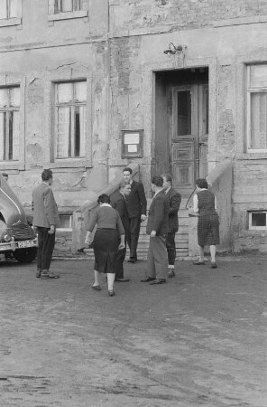 Lehrerbildung Karl-Marx-Stadt. Gruppe auf einem Hof