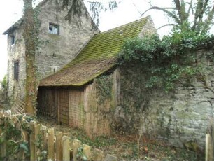 Stadtbefestigung-Ansicht im Ostnordosten-Rechteckiger Wehrturm (eingestellt-im 19 Jh zur Wohnung umgebaut) mit erhaltener Schlüsselloch-Schießscharte sowie Scheunenanbau von Nordosten