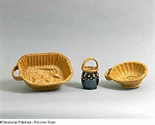 Henkeltöpfchen und zwei Puddingformen : Henkeltöpfchen und zwei Puddingformen. Irdenware, Engobe(um 1910/1915; K. Feuerriegel). Museum im Schloß Frohburg V 441/95, V 442/95, V 443/95