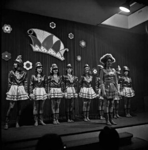 Karneval: Hotel Oldesloer Hof, Saal: Prunksitzung: Veranstalter Oldesloer Männerchor von 1844, Oldesloer Singakademie von 1946: Bühne: Auftritt der Mädchengarde mit Tanzmariechen Ursula Vüllers: im Vordergrund Köpfe von Zuschauern