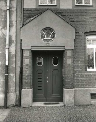 Wurzen, Lichtwerstraße 10. Wohnhaus (1910/1920). Portal