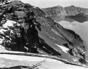 Seeufer : Blick über den Hang am Westufer des Crater Lakes