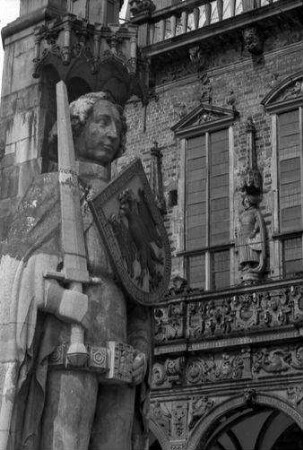 Bremen: Roland, Detail, mit Rathaus