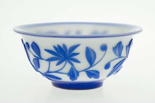 Weiße Schale mit blauem Blütenzweig
