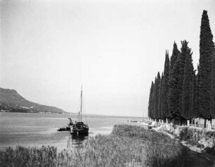 Salò : Italien, Gardasee, Salò. Blick vom Ufer auf den See