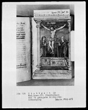Lateinisch-französisches Stundenbuch — Kreuzigung mit Textanfang in einer Kartusche, Folio 76recto