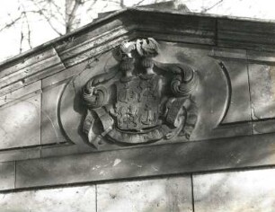 Wandgrabmal der Familie Hoenning O'Carroll : Wandgrabmal der Familie Hoenning O'Carroll. Sandstein, Dioritplatten (ab 1903). Familienwappen im Giebel. Dresden-Neustadt, Albertstadt, Nordfriedhof (Garnisonsfriedhof)