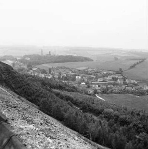Oelsnitz, Ortsansicht : Oelsnitz. Blick von einem Aussichtspunkt auf den Ort