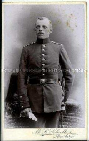 Junger Mann in Uniform, Carte de visite