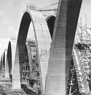 Rohrbach-(Friedens)brücke, km 211,808 - 212,130 Lehrgerüst und fertige Bögen