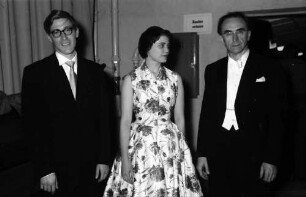 Donaueschingen: Donaueschinger Musiktage; Wilhelm Killmayer, Lieselotte Ebnet und Hans Rosbaud nehmen Beifall entgegen
