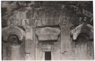 Wand mit Figurennischen und Tür /Fenster mit verziertem Giebel, Baalbek: Ansicht