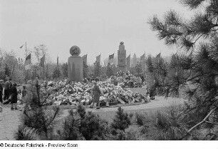 Ansicht des mit Blumen und Kränzen geschmückten Sowjetischen Ehrenmals auf dem Ostfriedhof