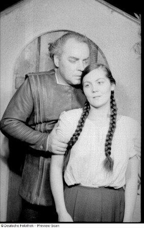 Szenenbilder aus der Tragödie "Faust. Der Tragödie erster Teil" von Johann Wolfgang von Goethe am Deutschen Theater Berlin : Soloaufnahme von Antje Ruge als Gretchen