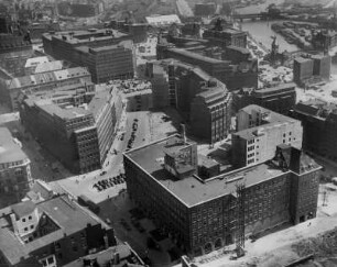 Hamburg. Blick auf die Bebauung der Altstadt nach Osten gesehen. Aufgenommen vom Turm der Hauptkirche St. Petri. Im Vordergrund das 1938 errichtete Pressehaus, heute Helmut-Schmidt-Haus.