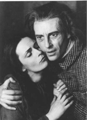 Hamburg. Thalia-Theater. Die Schausspieler Gisela Mattishent (1919-1980) in der Rolle als Gretchen und Emil Lohkamp (1902-1993), aufgnommen während einer Aufführung des "Urfaust" 1946 im Thalia-Theater