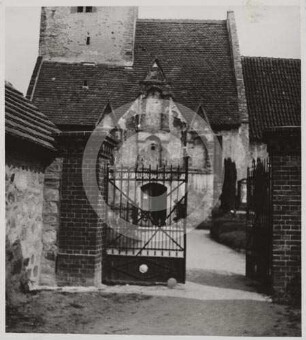 Kirchhoftor der katholischen Kirche in Hermsdorf b. Prieborn